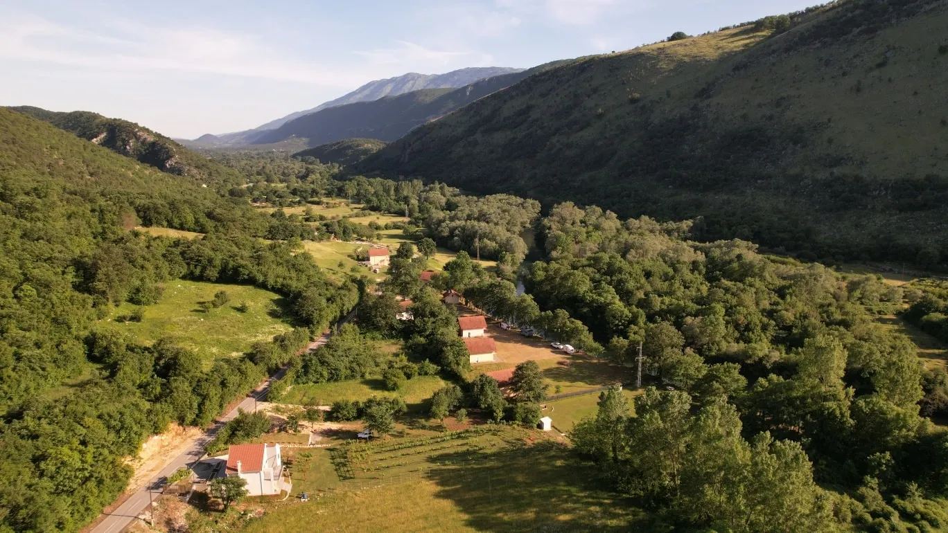 CampingplΓ€tze in montenegro, Camp Aquarius, Das Ostrog-Kloster, camping montenegro am meer, camping montenegro, montenegro camping